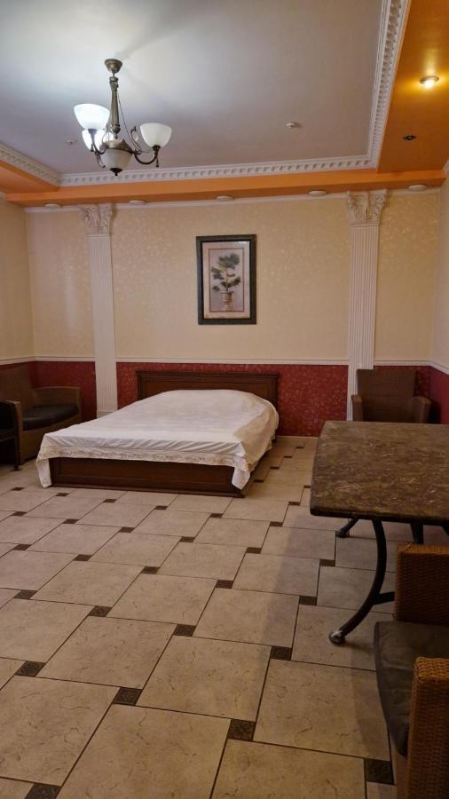 Coliseum Hotel Khmelʼnytsʼkyy Buitenkant foto