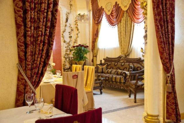 Coliseum Hotel Khmelʼnytsʼkyy Buitenkant foto