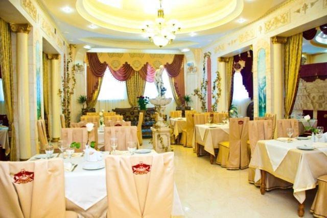 Coliseum Hotel Khmelʼnytsʼkyy Buitenkant foto